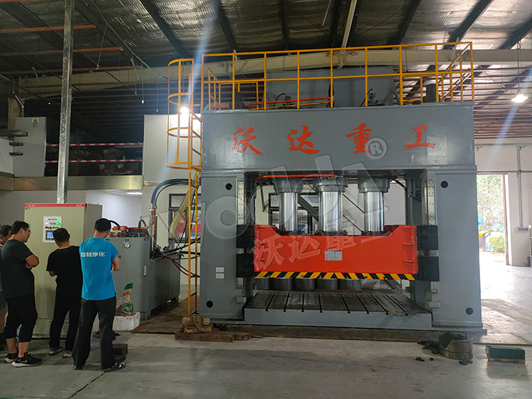 1000噸框架式液壓機(jī)現(xiàn)場