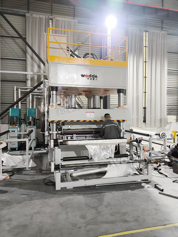 630噸四柱液壓機(jī) 630噸四柱液壓機(jī)