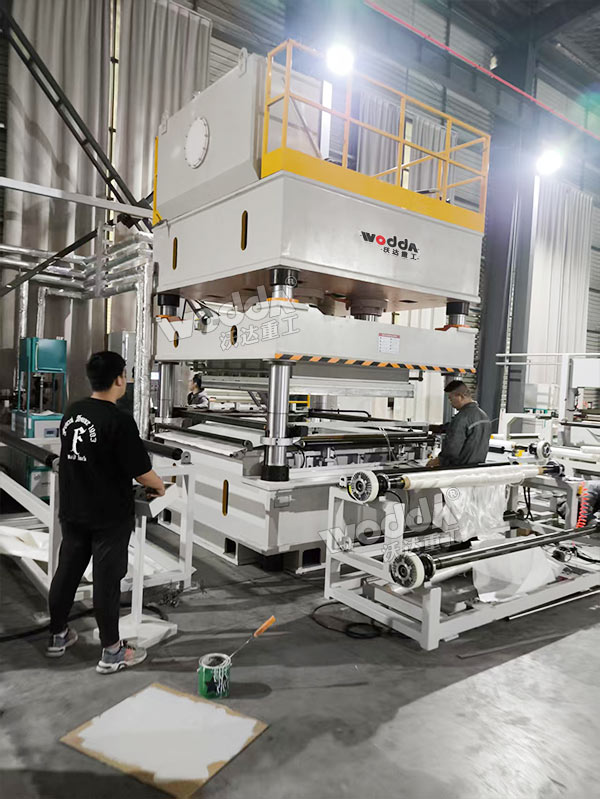 630噸復(fù)合材料成型液壓機(jī).jpg 630噸復(fù)合材料成型液壓機(jī).jpg